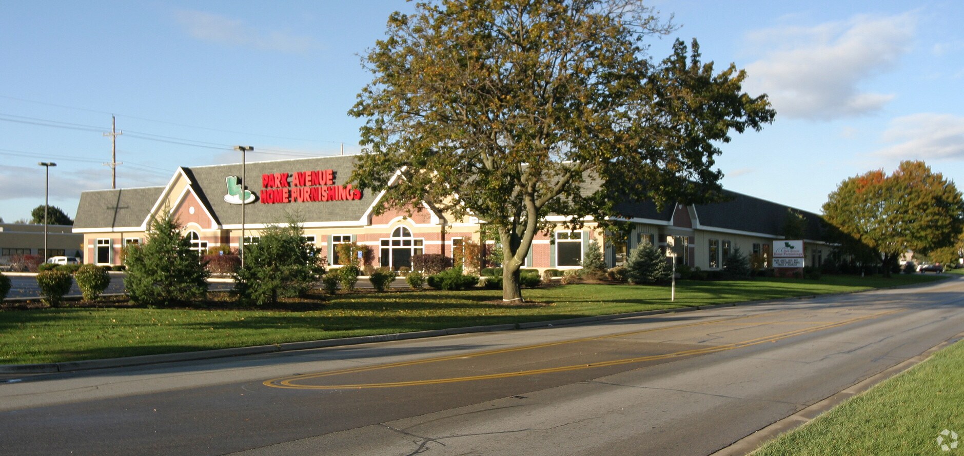 801 E Park Ave Libertyville Il 60048 Showroom Property For Daz Furniture Bldg
