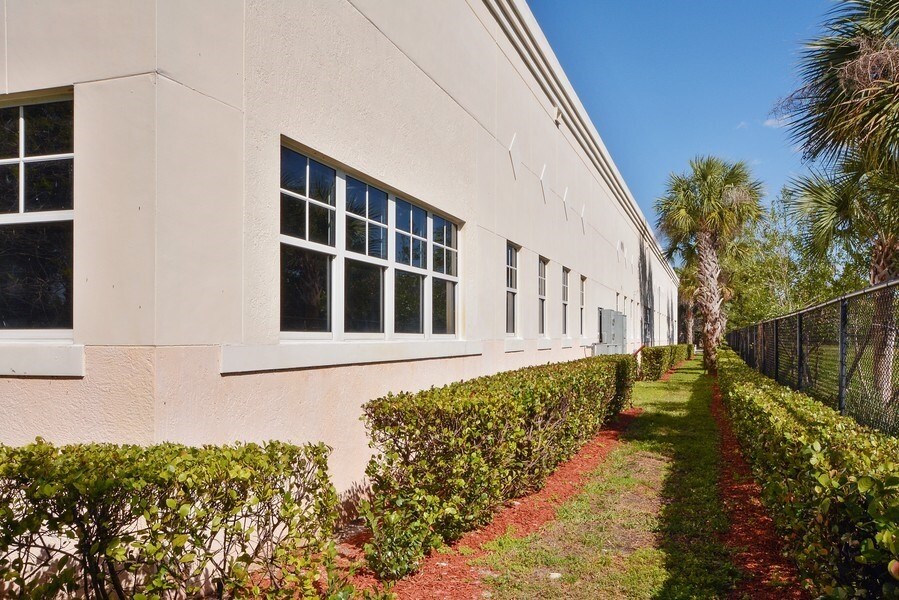 4560 Lantana Rd, Lake Worth, FL, 33463 Medical Property For Sale on