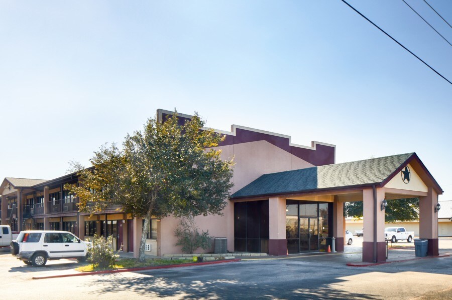4002 E Austin St Giddings Tx 78942 Hotel Property For On 4002 E Austin St